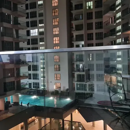 Hostel At Regalia Sky Pool